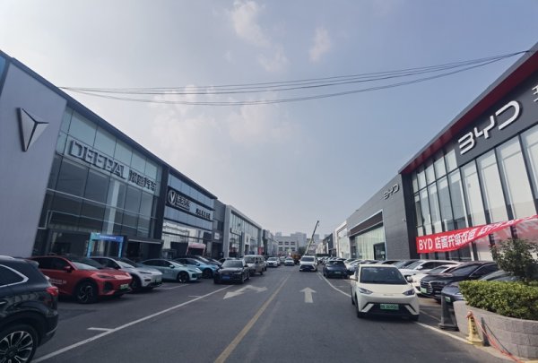 凤凰策略 昔日暴利如今赚钱难，传统4S店艰难拥抱新市场